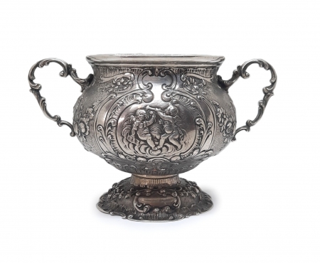 Srebrna cukiernica neorokokowa z amorkami