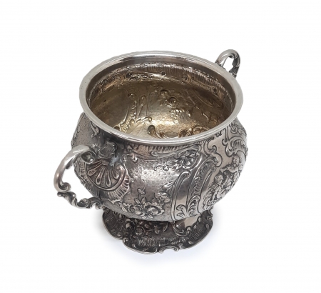 Srebrna cukiernica neorokokowa z amorkami