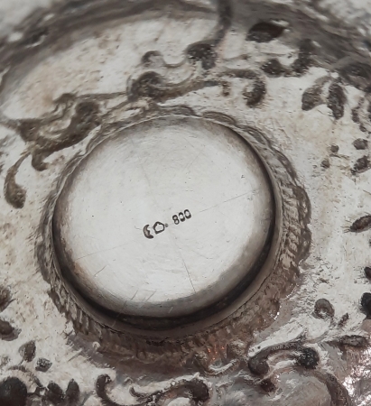 Srebrna cukiernica neorokokowa z amorkami