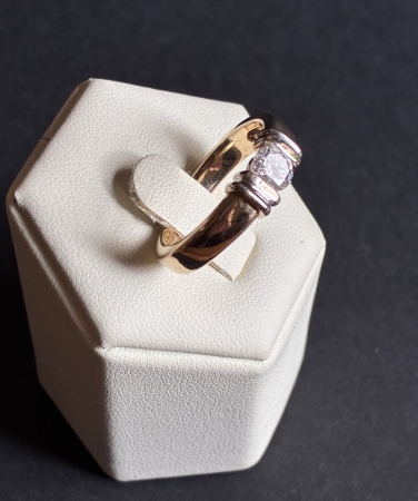 Pierścionek z diamentem