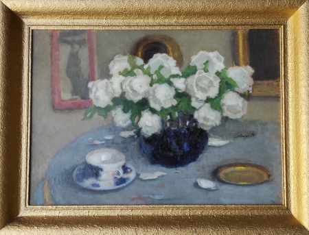 Białe róże w wazonie