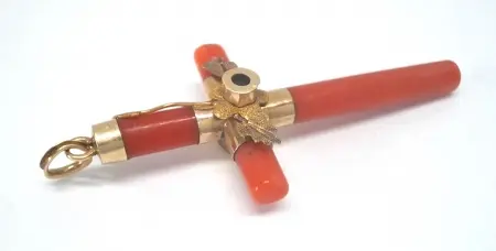 Krzyżyk z korala i złota