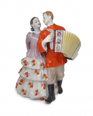Figurka porcelanowa Para z akordeonem, Dulewo lata 50./60. XX w.