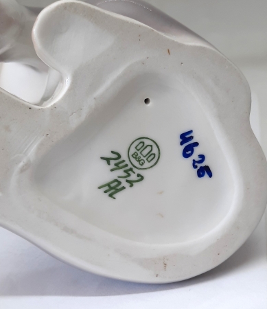 Figurka porcelanowa Myjący się kotek proj. Svend Jespersen, Kopenhaga / Bing & Grondahl lata 70./80. XX w.