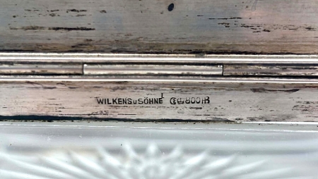 Pudełko szklane ze srebrnym okuciem