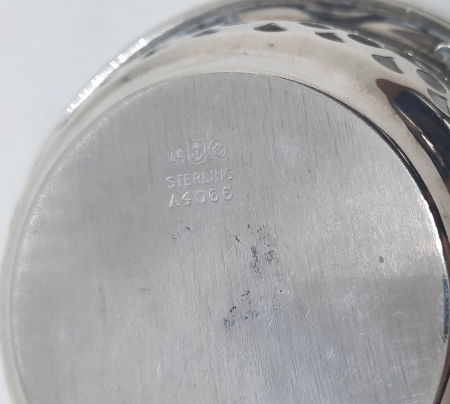 Ażurowa srebrna miseczka z monogramem wiązanym; USA, Gorham