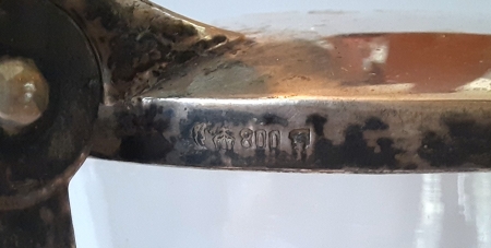 Szklany dzban ze srebną pokrywą i wygrawerowanym herbem