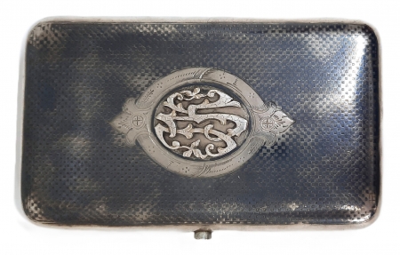 Srebrna tabakiera z motywem architektonicznym zdobiona niello i monogramem wiązanym IK; Rosja/Moskwa 1877 r.