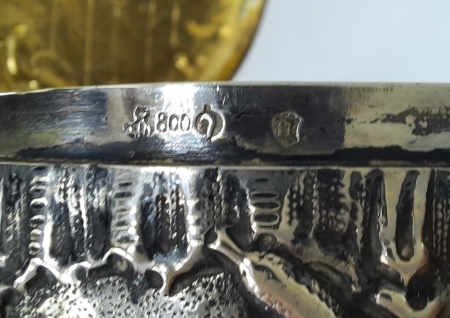 Srebrne puzderko zdobione sceną salonową