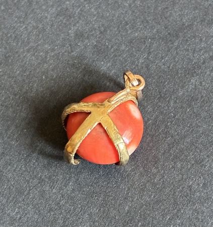 Wisiorek z koralem