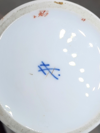 Porcelanowy wazon Różowe smoki sygn. Miśnia