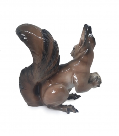 Figurka porcelanowa Wiewiórka trzymająca orzech, proj. Theodor Karner, Niemcy / Rosenthal lata 30./40. XX w.
