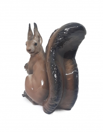 Figurka porcelanowa Wiewiórka trzymająca orzech, proj. Theodor Karner, Niemcy / Rosenthal lata 30./40. XX w.