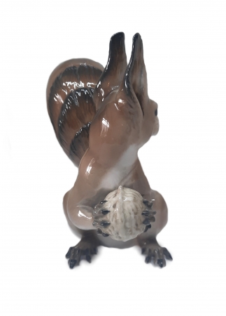Figurka porcelanowa Wiewiórka trzymająca orzech, proj. Theodor Karner, Niemcy / Rosenthal lata 30./40. XX w.