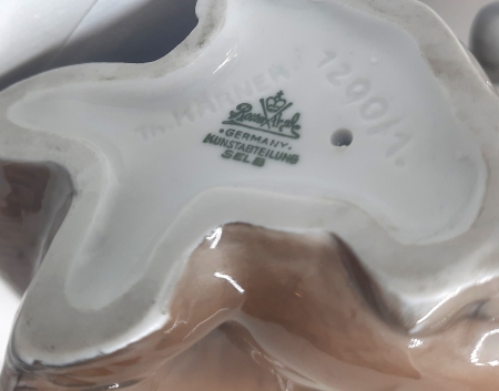Figurka porcelanowa Wiewiórka trzymająca orzech, proj. Theodor Karner, Niemcy / Rosenthal lata 30./40. XX w.