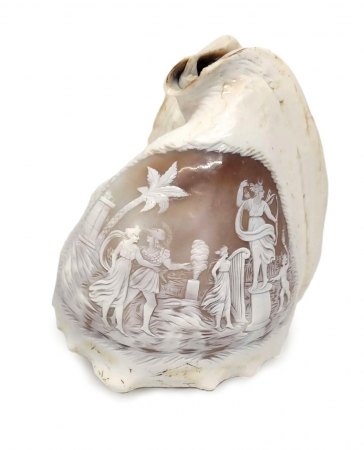 Muszla z ręcznie rzeźbioną sceną mitologiczną